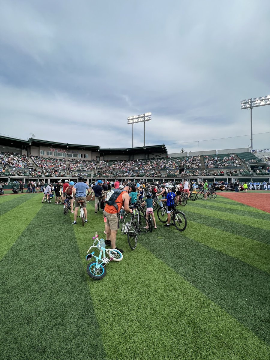 gregglatz's tweet photo. Bikes EVERYWHERE at the final Riverhawks home game!
#yegbike #edmontonriverhawks #yegsports #yegbaseball #kakawww #BikeToBaseball #cargobikes #bluebird #longjohn #bullitt #larryvsharry. https://t.co/dJwAqAUMW1