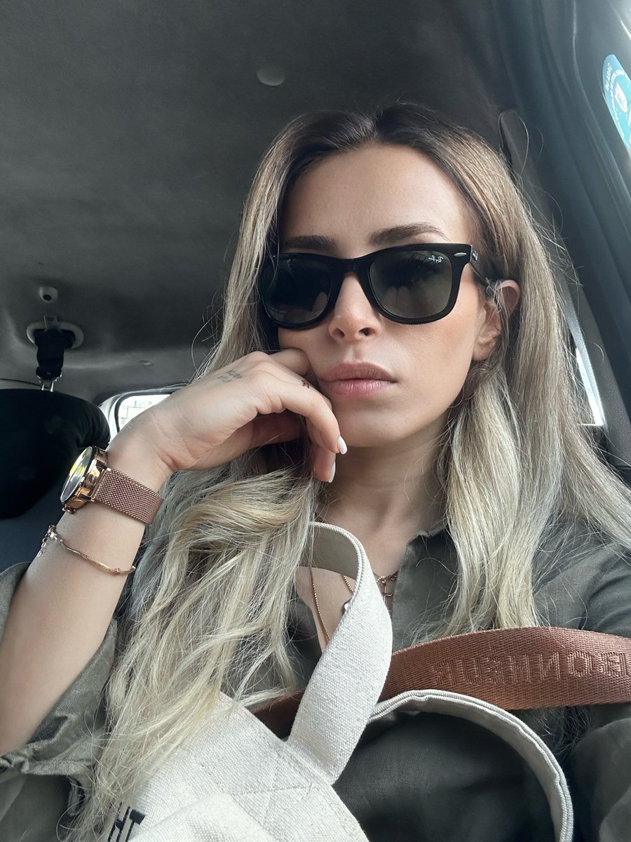 OAlkimS's tweet photo. Grip, baş ağrısı, %67 nem, iş bilmez müşteriler, ne hikmetse tarif etmeye gerek kalmadan yolu bilebilen taksici dayı ve ben. Yo yo, iyiyim. #workingonsunday https://t.co/UPPGz4wqUh