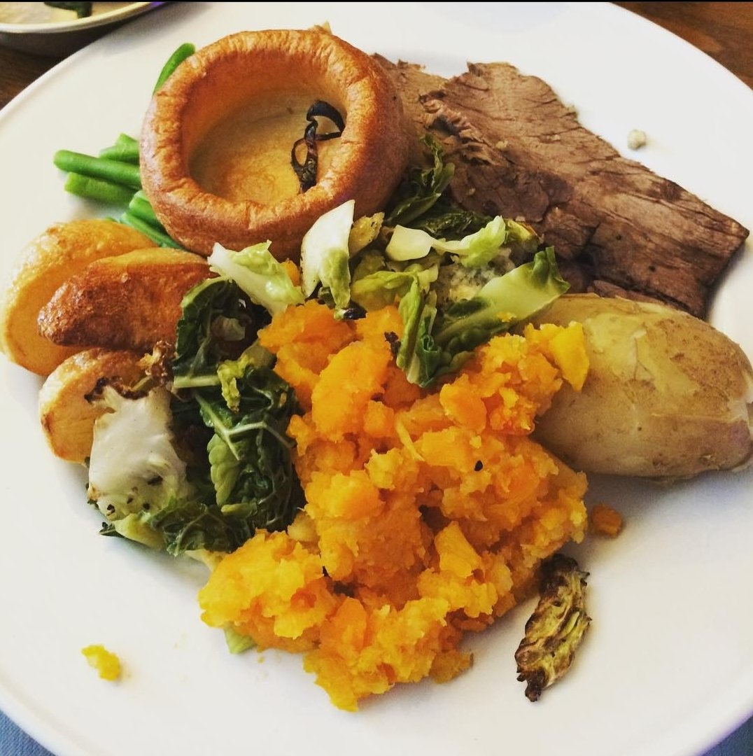 Get in my belly lovely little roast beef dinner #getinmybelly #Sunday #SundayFunday #SUNDAYROAST #roastbeef #BEEF #roastpotatoes