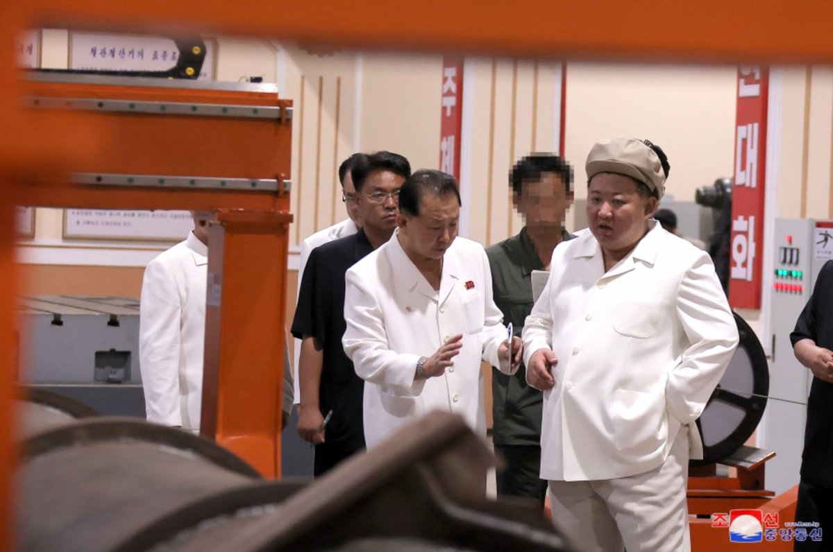 Nordkoreas Diktator Kim Jong-un hat eine Munitionsfabrik besucht. Sehr ungewöhnlich: Diverse Leute auf den Fotos wurden von der staatlichen Nachrichtenagentur KCNA gepixelt.