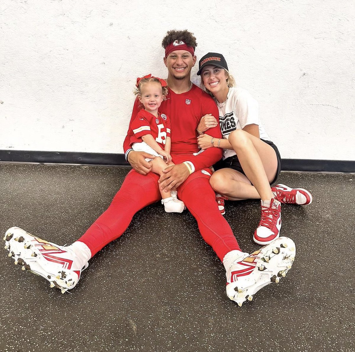 chiefstorm2's tweet photo. Kansas City Royalty 👑💛❤️ https://t.co/KlgdKSfUUa