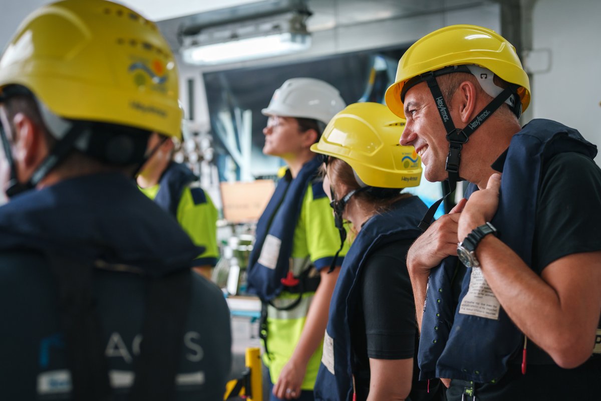 SchmidtOcean's tweet photo. LIVE ~ IN 1 HOUR!
Join Dr. Laura Simon Sanchez & colleagues for a behind-the-scenes look at #MicroplasticDynamics expedition, now aboard R/V #FalkorToo! #OceanRising
https://t.co/jmZ0yOrTSZ https://t.co/fNQqnz3N54