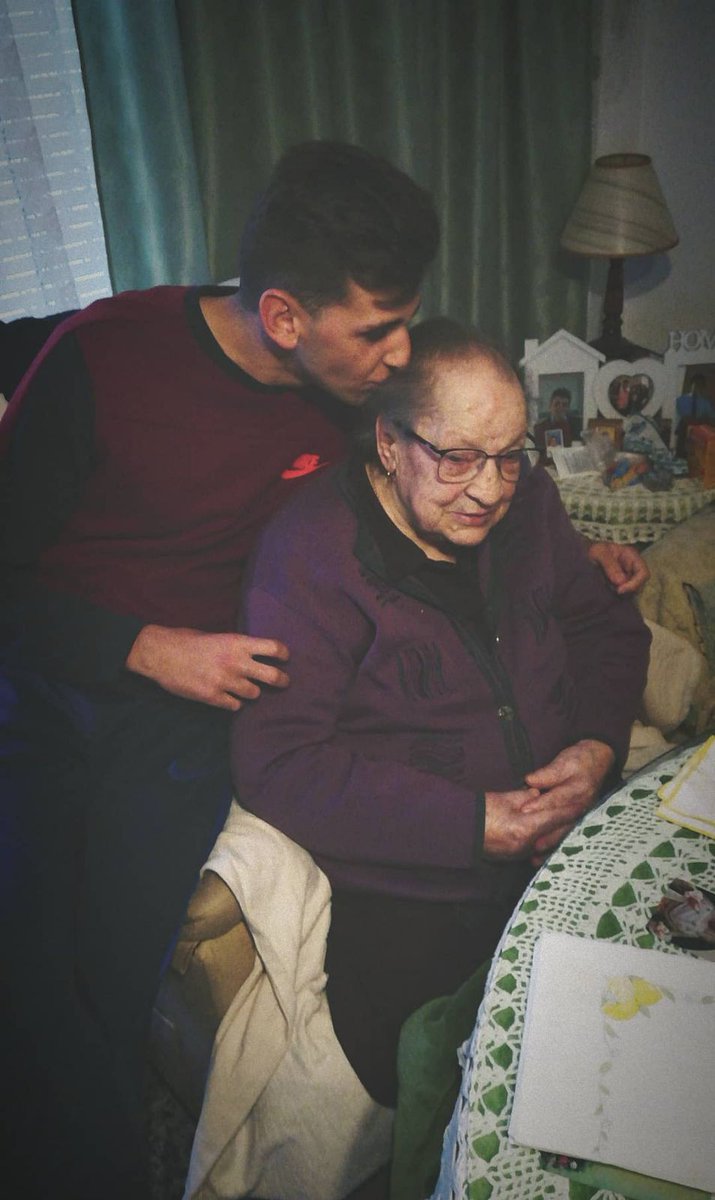 mulasr14's tweet photo. Despedirte así ha sido el acto de amor más bonito de mi vida.
Gracias por esperarnos y por dejarnos llenos de tanto amor.
Ayúdanos a cuidar de mamá desde arriba.
Te quiero abuela 🌕❤️ https://t.co/REre2JtMwk