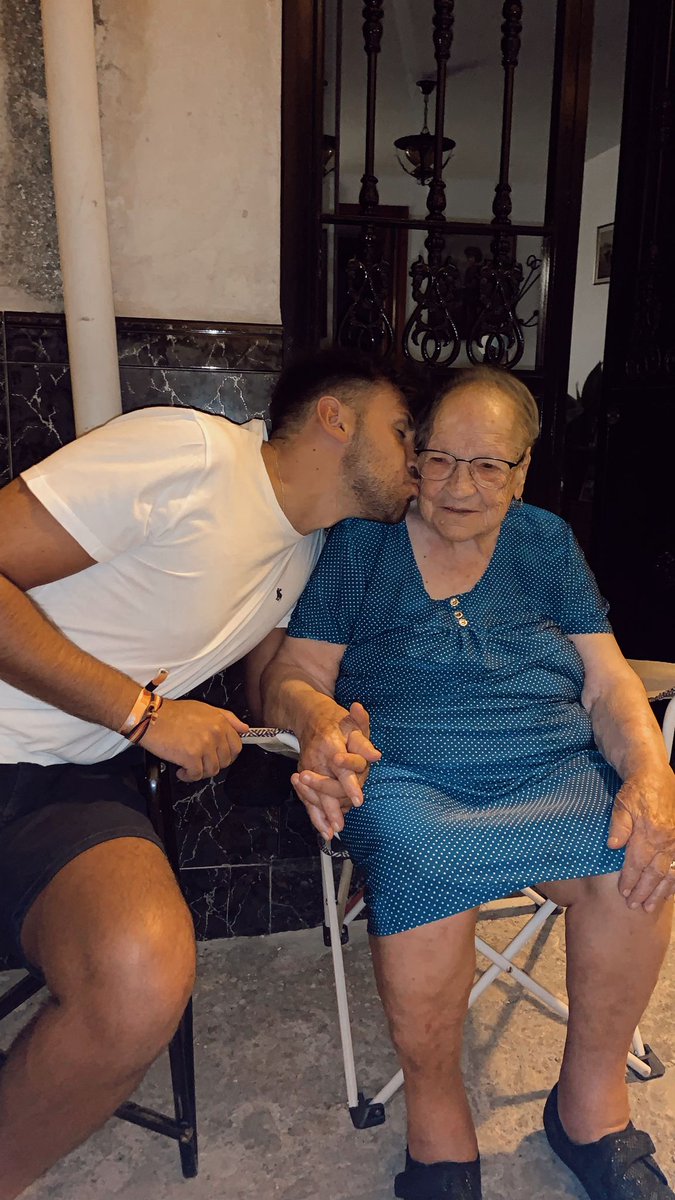 mulasr14's tweet photo. Despedirte así ha sido el acto de amor más bonito de mi vida.
Gracias por esperarnos y por dejarnos llenos de tanto amor.
Ayúdanos a cuidar de mamá desde arriba.
Te quiero abuela 🌕❤️ https://t.co/REre2JtMwk