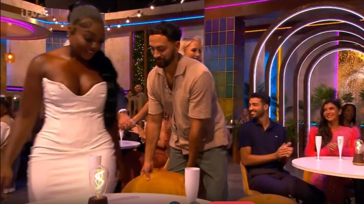 Keke_Jane24's tweet photo. A GENTLEMAN 

#loveIsland  #loveislandreunion https://t.co/t333dQoLxr