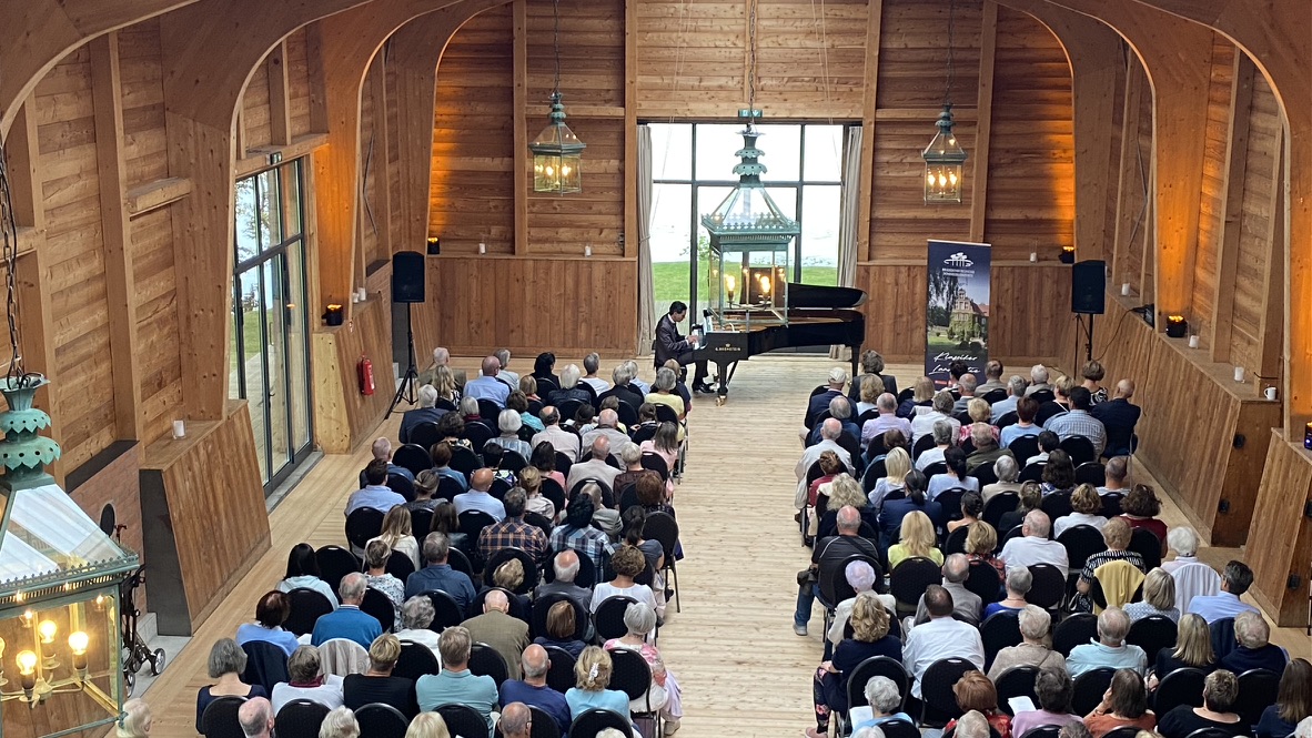 Brandenburgis14's tweet photo. Gestern im Eibenhof in Bad Saarow, heute im Gut Schmerwitz - Brandenburgs Konzertscheunen sind großartig!!! #eibenhof #gutschmerwitz #brandenburgischesommerkonzerte https://t.co/nOL95wxfoM