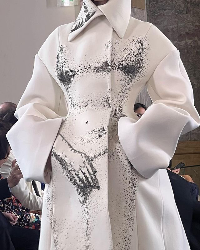 pYSLrada's tweet photo. still obsessed with this schiaparelli fw23 couture detail https://t.co/sk647aYnl7