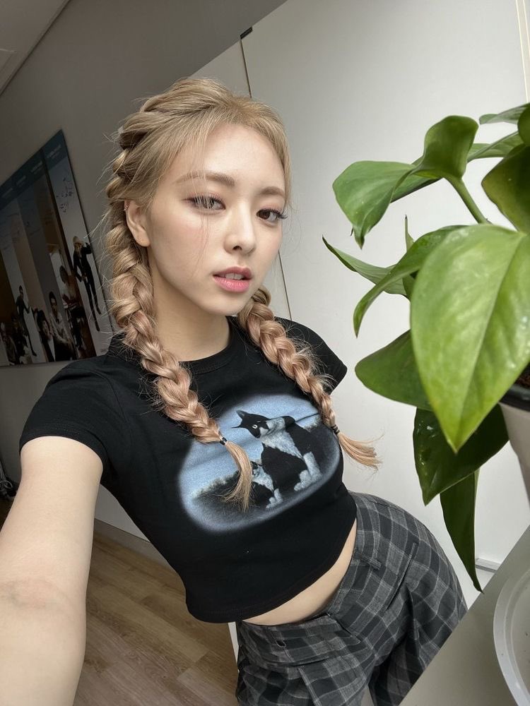 wooksalt's tweet photo. “yuna is such a pick me” 
OKAY AND IM PICKING HER ‼️ https://t.co/woBzv8gRjQ
