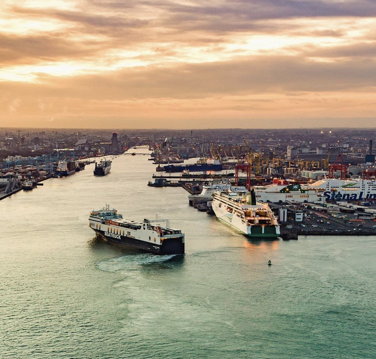 Sometimes even we forget how gorgeous Dublin can be.💙 Thank you to the amazing <a href="/aerial_ie/">Aerial.ie</a>  for this fantastic photo of the Port last week
<a href="/Irish_Ferries/">Irish Ferries</a>  and Seatruck making the view even better🌅🚢