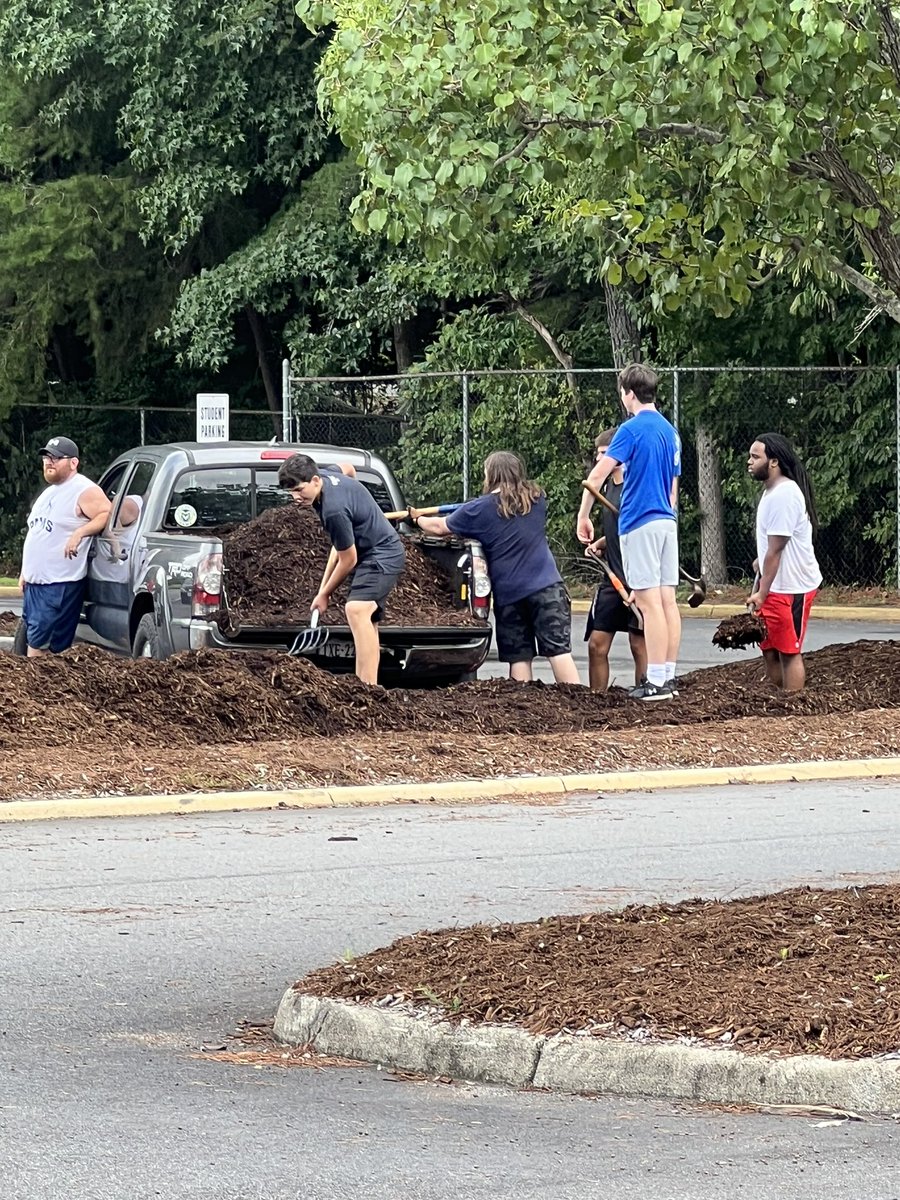 Rams #communityservice at Lafayette High School #inourbackyard 🏈🐏
<a href="/Lafayette_AD/">Lafayette Athletics</a> 
<a href="/RiceThatRuns/">Paul Rice</a>