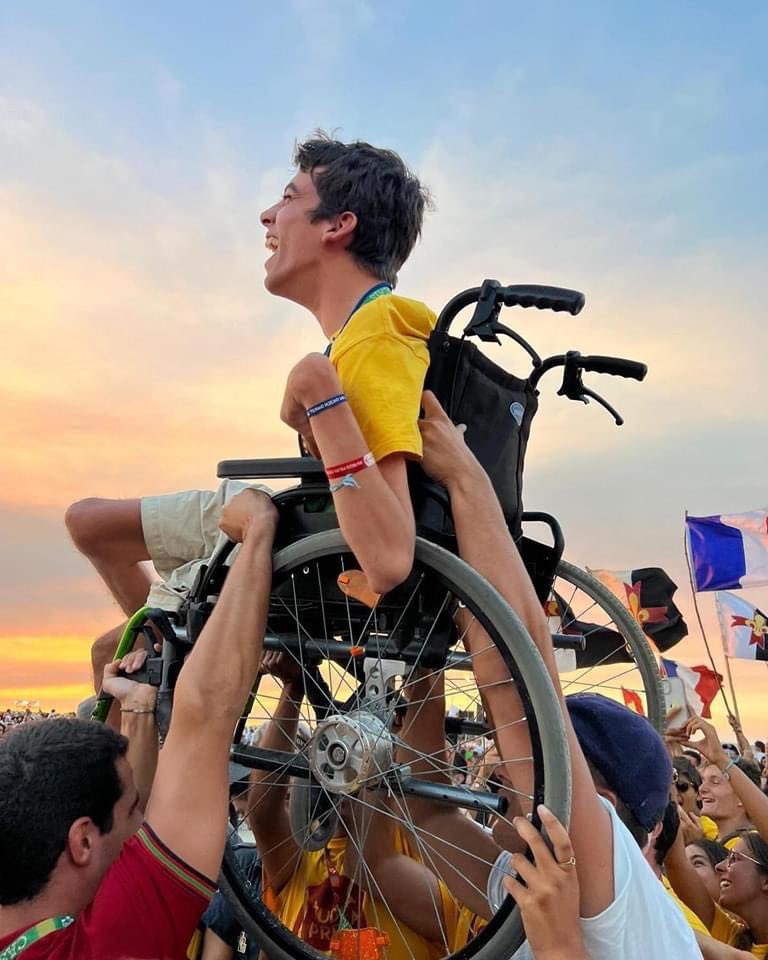 Quizás sea la frase de la JMJ: “… en la Iglesia caben todos, todos, todos …”. Me han enviado esta extraordinaria foto de felicidad que subió a su Instagram <a href="/RBaptistaLeite/">Ricardo B. Leite</a>