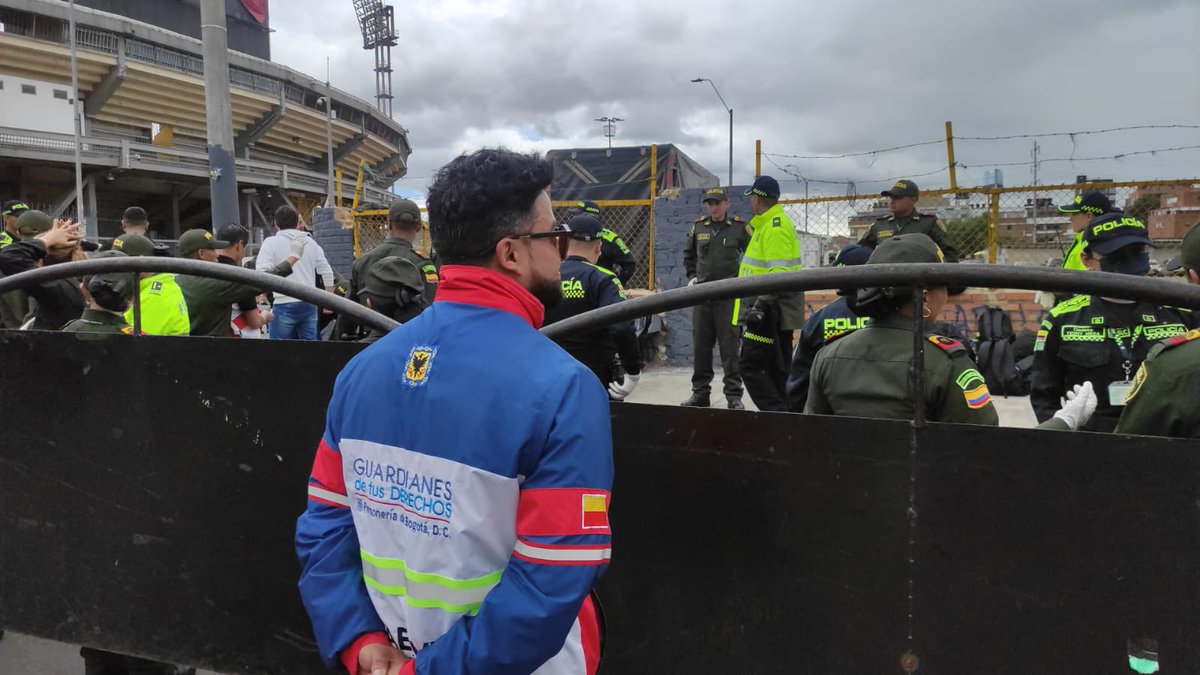 personeriabta's tweet photo. #AEstaHora 

Nuestros guardianes del #GAEPVD recorren el estadio El Campín verificando el ingreso de hinchas y elementos para el partido entre @Equidadfutbol 🆚 @AmericadeCali. 

¡Promovemos una cultura de #FútbolEnPaz! 

#GuardianesDeTusDerechos https://t.co/365up7a0fL