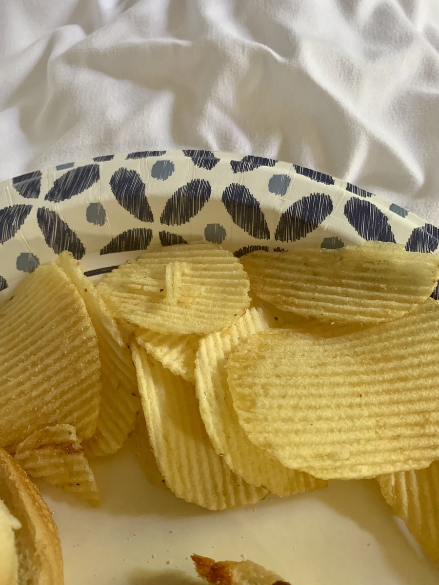 dotttiiee's tweet image. You know what I miss? The sour cream &amp;amp; onion that’s supposed to be on your chips that I’m eating. Apparently when u buy them, you get plain chips 🤦🏻‍♀️
#utz #NoSourCreamAndOnion #bleck #fyp #NeverAgain