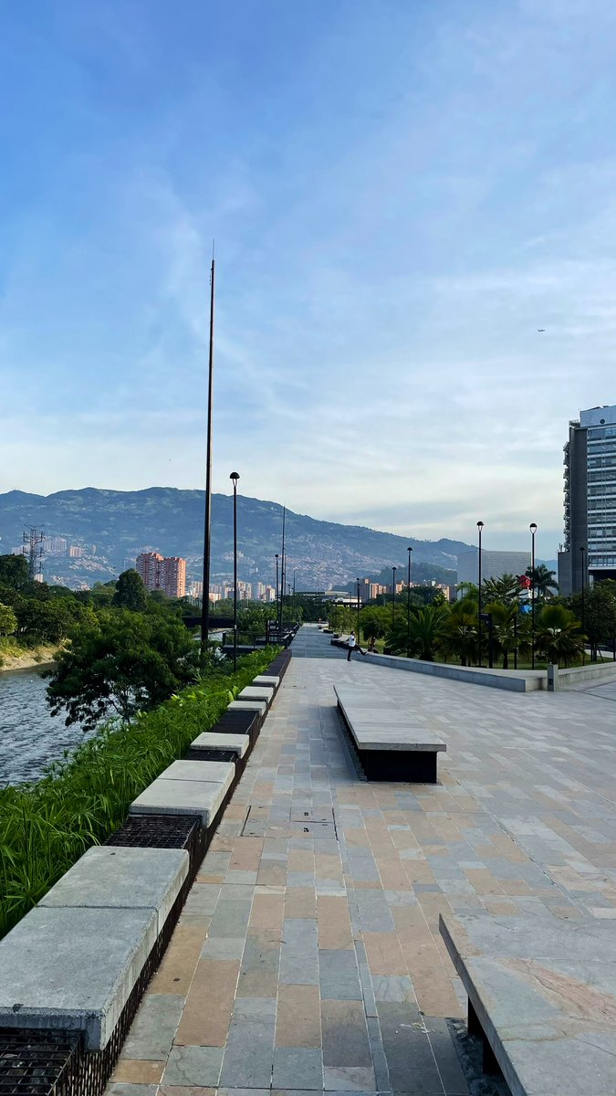 ecopoliscol's tweet photo. @Juanguerra_1986 @mauriciofacio_ 1. El objetivo general de Parques del Río es integrar la ciudad y sus habitantes al corredor del Río Medellín-Aburrá.

2. El soterrado occidental cuenta con 8 carriles y el oriental con 6 más una franja reservada para el Tren del Río.

3. Más carriles no solucionan la congestión. https://t.co/KehdoyUpVE