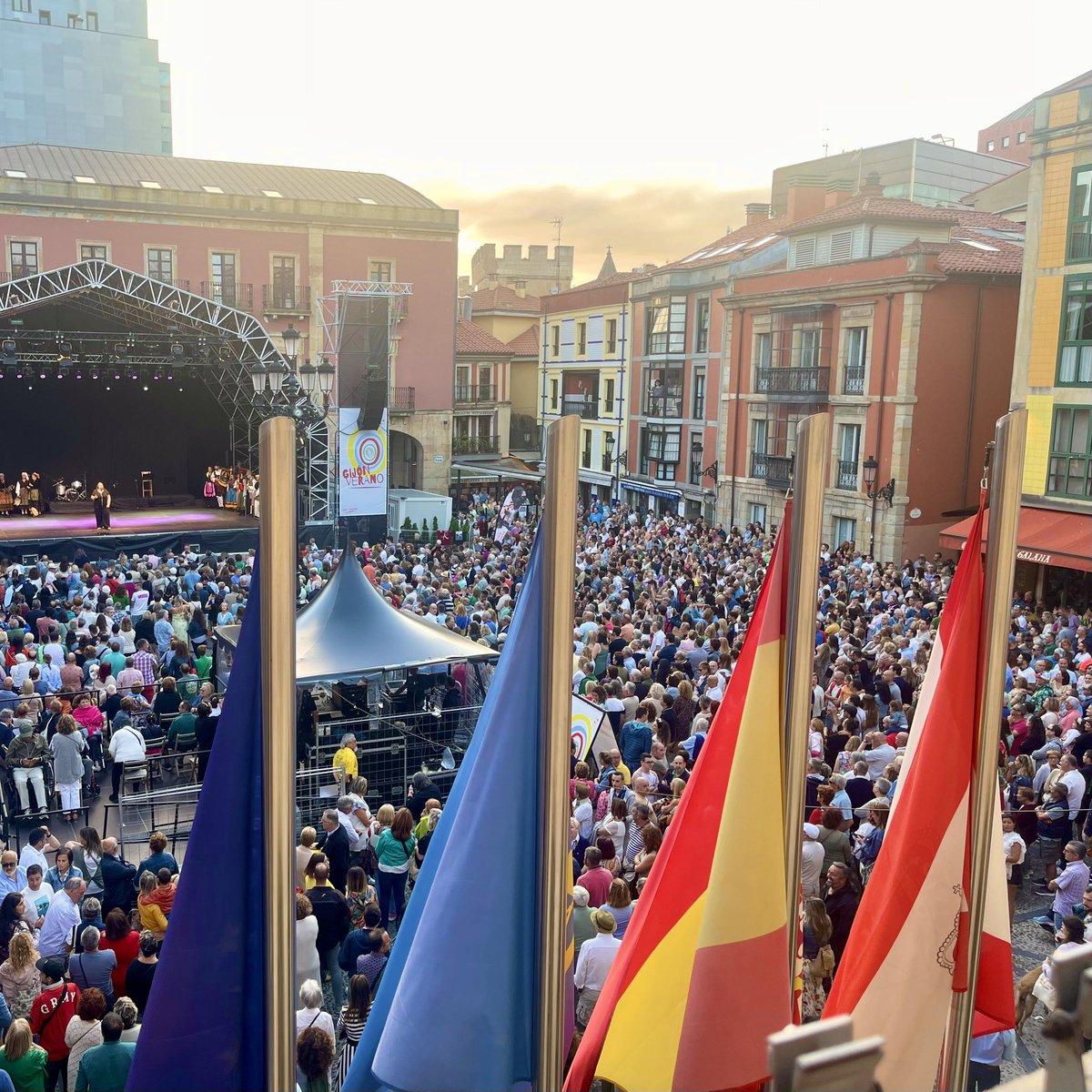 gmsgijon's tweet photo. La Semana Grande de #Xixón ya está aquí. Gracias a las #guisanderas por su pregón y enhorabuena por sus 25 años al frente de los fogones poniendo en valor la tradición de nuestra gastronomía. Ahora, solo queda disfrutar de esta #Semanona de fiestas, #puxagijón 🎉 #veranogijon https://t.co/RWUn1HhztK