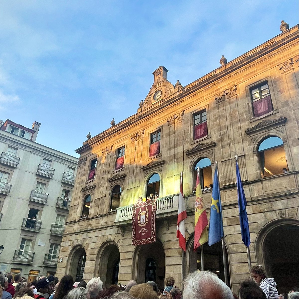 gmsgijon's tweet photo. La Semana Grande de #Xixón ya está aquí. Gracias a las #guisanderas por su pregón y enhorabuena por sus 25 años al frente de los fogones poniendo en valor la tradición de nuestra gastronomía. Ahora, solo queda disfrutar de esta #Semanona de fiestas, #puxagijón 🎉 #veranogijon https://t.co/RWUn1HhztK