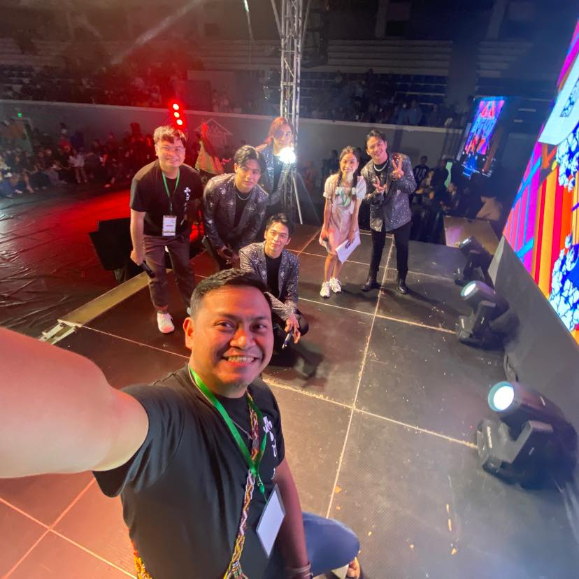 JanStardust's tweet photo. Mr. Romar Chuca with our best boys 
BGYO CELEBR8S LWYD #BGYO
@bgyo_ph https://t.co/8JSqYVWsJM