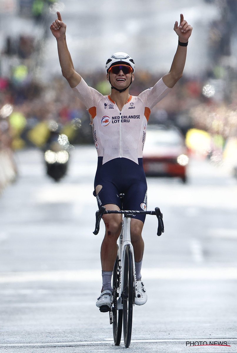 Your World Champion, ladies and gentlemen! 🌈 @mathieuvdpoel 🏆 @CyclingWorlds #GlasgowScotland2023 #AlpecinDeceuninck