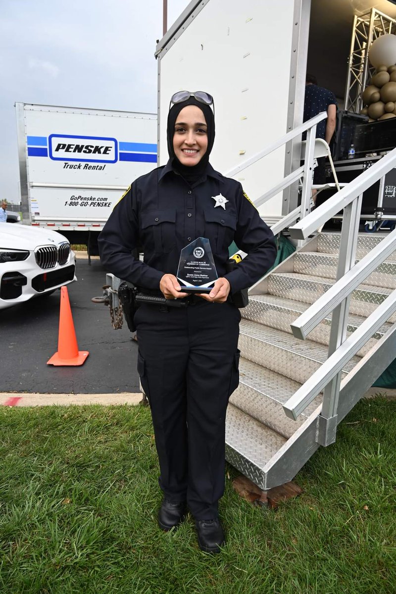 Elgin, Illinois police officer and Pakistani American Syeda Uzmaa and  get community service award from Illinois Muslim Chamber of Commerce
#Pakistan 
#pakistaniamerican