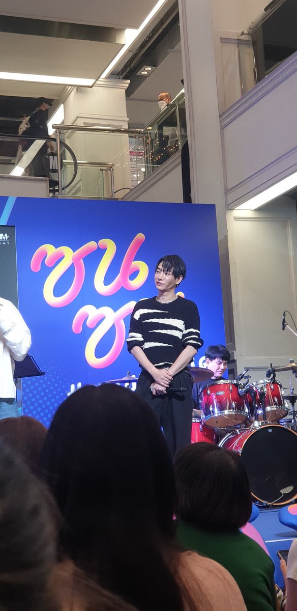 IamI002th's tweet photo. ไม่เคยรักใครได้นานขนาดนี้มาก่อน ขอบคุณทุกอย่างที่ทำให้เราตัดสินใจไปหาพี่เป๊ก (หลังจากที่เจอครั้งล่าสุดคือคอนเดี่ยวอิมแพค) พี่เป๊กและพี่นุชทุกคนยังคงเหมือนเดิมทุกอย่างเลย เหมือนได้กลับบ้านที่จากมานานเลย เราเกือบจะร้องไห้กลางห้างแล้ว แต่ก็ฮึบๆไว้อยู่🥹
#เป๊กผลิตโชค #PeckPaLitChoke https://t.co/lz5TKtAc6n