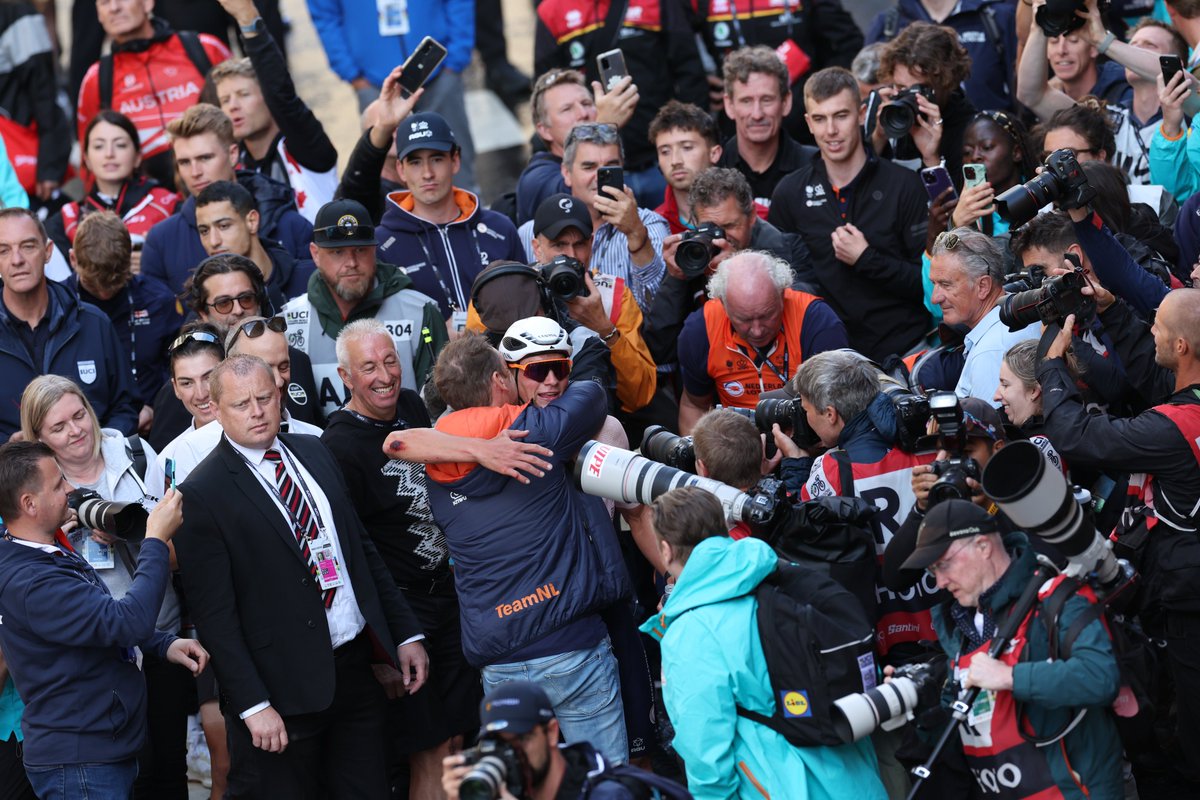 Crazy scenes 😮

...and rightfully so <a href="/mathieuvdpoel/">Mathieu Van der Poel</a>  🌈

#GlasgowScotland2023