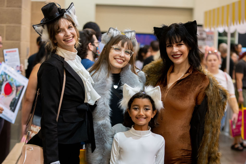 Scenes from #caturday at #catcon2023 We are SOLD OUT today, but we're looking forward to seeing ticket holders TODAY 10 am - 5 pm at Pasadena Convention Center! Photo credits: CatCon/Kyle Espeleta