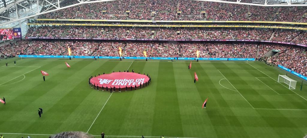 Nice to see the real united fans in the <a href="/AVIVAStadium/">AVIVA Stadium</a> get behind 👏 <a href="/HarryMaguire93/">Harry Maguire</a> after the idiots began booing him