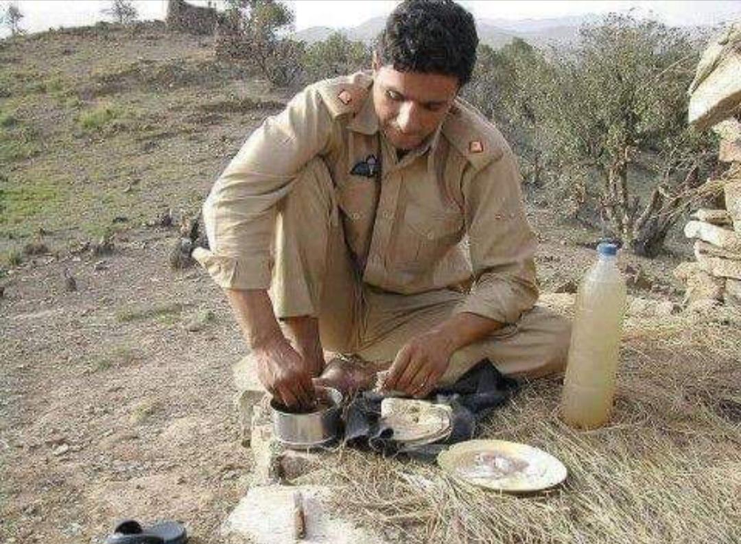 MasudAKhan6's tweet photo. All ranks of the Pakistan Army perform their duties with great courage and fortitude even in extreme conditions and difficult terrain.  The nation rests peacefully because of its gallant sons. #Pakistan #PakistanArmy https://t.co/SVDRisW76b