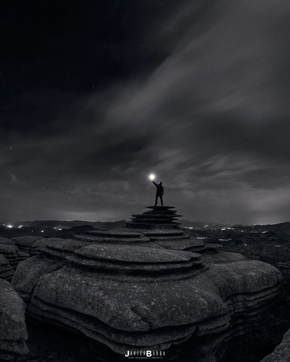 VanguardPhotoES's tweet photo. El blanco y negro en fotografía nocturna agrega emoción y un enfoque único a las imágenes nocturnas. 
¿Qué palabra/emoción os viene a la cabeza al ver esta imagen?
Gracias @javier__barba por la mención :)

#BlackAndWhite #BWPhotography #Monochrome #Noir #BlackAndWhitePhotography https://t.co/B5sM11PhLj