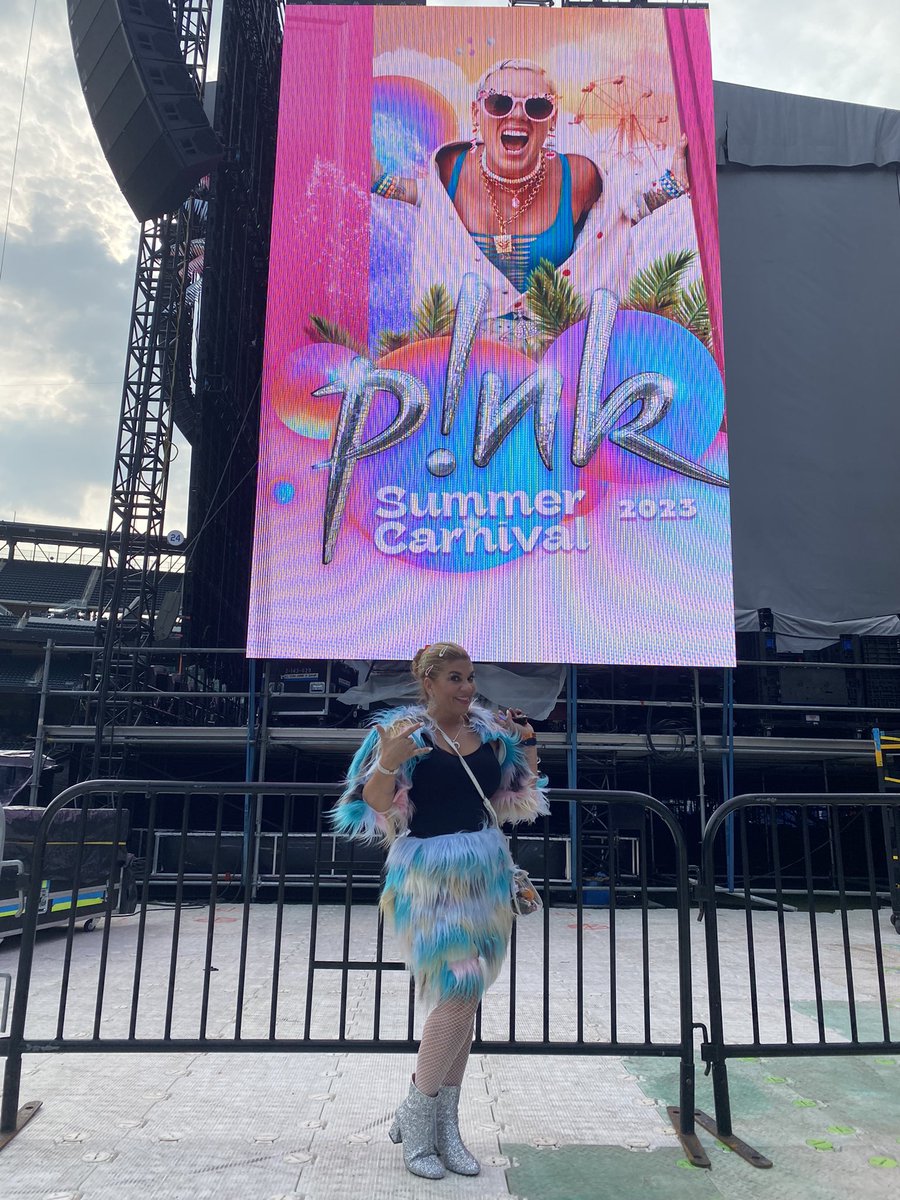 Great week in NY. Took my wife <a href="/DianeSplit/">Diane Esposito 🎼🎧🏈💃🏻</a> to <a href="/Pink/">P!nk</a> at CitiField. She got all decked out designing a costume close to one Pink wore.Rocking concert.The vocals on her &amp; <a href="/brandicarlile/">Huy Hoang</a> were amazing. Great show.Going again in Nov