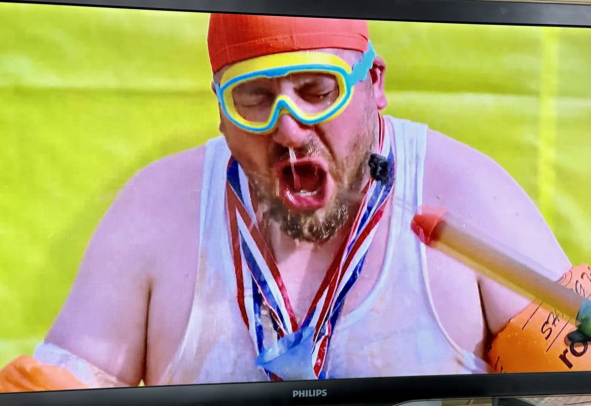 AnnCecilieN's tweet image. Nothing to see here. Just your average
family-friendly waterboarding with pickle juice. 🙈🤢😂 #OlympicnicGames #wildweekender @sortedfood