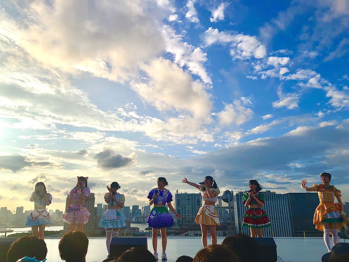 miu_rin_tooop2's tweet photo. 最高のグループと最強の仲間との夏がスタート。 https://t.co/xeHVK9g0ai