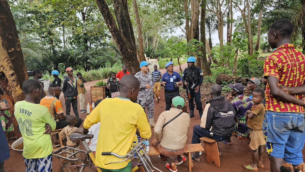 #PeaceBegins when communities have access to verified information.
 
During a patrol in Bangassou, #CAR 🇨🇫, @UNPOL_RCA peacekeepers raised awareness about the harmful effects of #disinformation and hate speech on their security and social cohesion. #PK75 #NoToHate @UN_CAR