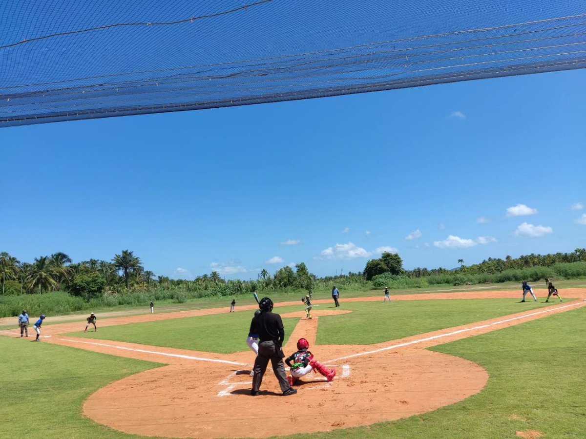 #LasSancionesNoSonUnJuego Cuadrangular Categoría Infantil "Copa Eulises González Pdte <a href="/NicolasMaduro/">Nicolás Maduro</a>
Con la participación de 4 equipos: Los leones d Cumaná,Titanes d Carúpano, Tomateros d Pantoño y La Esmeralda, con el objetivo de fomentar los valores. 1/2 <a href="/dcabellor/">Diosdado Cabello R</a> <a href="/jorgerpsuv/">Jorge Rodríguez</a>