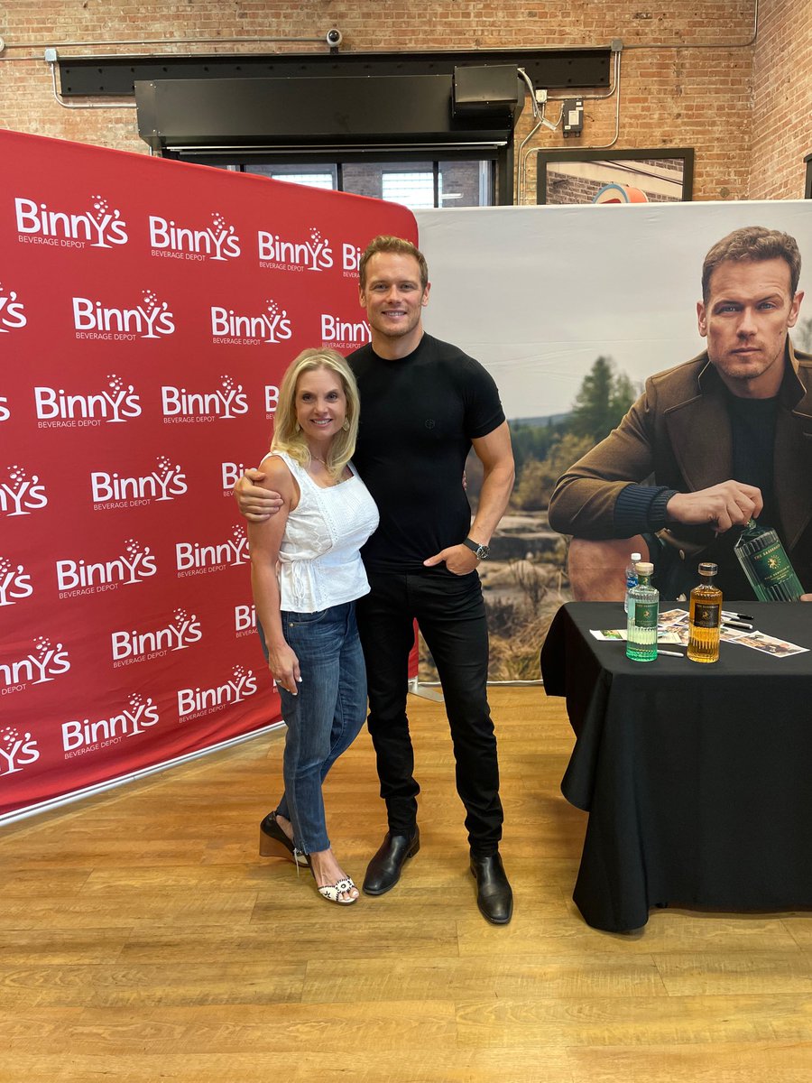 pamummsw's tweet photo. When you’re in Chicago for a conference and you meet Sam Heughan from Oulander!🥰❤️⁦@SamHeughan⁩ ⁦@SassenachSpirit⁩ ⁦@Outlander_STARZ ⁦@BinnysBev⁩
⁩ #such a gentleman😘 https://t.co/dgKreXt9Ji