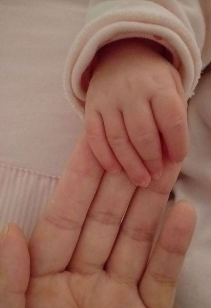 Você chegou ao mundo antes do esperado, devido aos medos e angústias que nos afligiam. Quando ouvi seu choro pela primeira vez, tudo o que eu pude fazer foi te abraçar e agradecer por ser uma menininha corajosa que enfrentou dificuldades e conseguiu vencer.