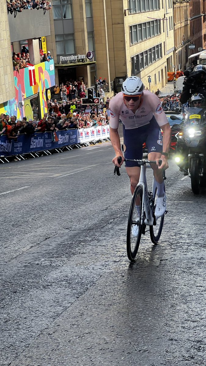 mpdouglas's tweet image. What a joy to watch @mathieuvdpoel ride into the rainbow stripes!