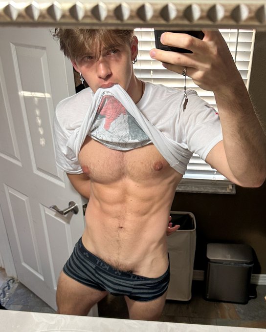 A look into my mirror 🪞 https://t.co/xW22O56JTu