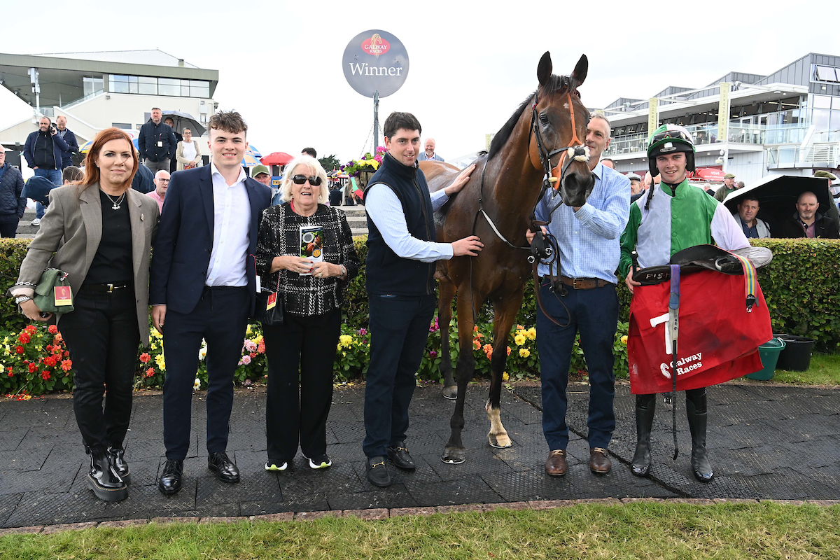 Galway_Races's tweet photo. 🏆1st race: The Adare Manor Opportunity Handicap Hurdle
Won by: Teed Up
Trained by: Emmet Mullins
Ridden by: Conor Clarke
Owned by: Mrs A F Mee
👏Congratulations from all the team at Galway Racecourse
📸Healy Racing
#GalwayRaces #RarinToGo #LetsRace https://t.co/nBSssjSgej