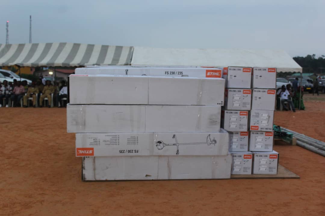 CSMezuiObiang's tweet photo. j'ai remis au moins 200 lampadaires solaires pour l'éclairage public aux  maires  et 47 outils  de nettoyage aux chefs de tous les quartiers de la commune d'Oyem hier samedi 05 août 2023, en présence de mon collègue membre du Gouvernement et frère  @DrObiang https://t.co/QBIPmxyxlO