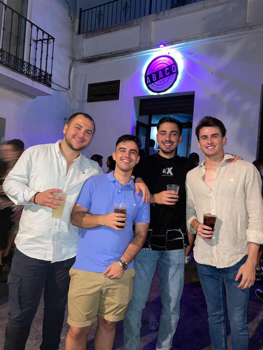oscarlozarey6's tweet photo. Vivir rodeado de gente que aprecia tu presencia y la cuida. Apuesta segura, difícil estar mejor ❤️ https://t.co/PbRTtxXcZS