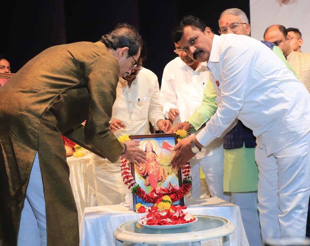 ShivsenaUBTComm's tweet photo. आज वांद्रे येथील रंगशारदा सभागृहात शिवसेना (उद्धव बाळासाहेब ठाकरे) आणि संभाजी ब्रिगेड ह्यांचा संयुक्त पदाधिकारी मेळावा पार पडला. महाराष्ट्राच्या कानाकोपऱ्यातून आलेल्या शिवशक्तीशी ह्यावेळी पक्षप्रमुख मा. श्री. उद्धवसाहेब ठाकरे ह्यांनी संवाद साधला. https://t.co/6StKgFgVdR