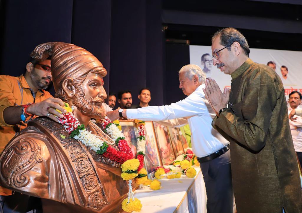 ShivsenaUBTComm's tweet photo. आज वांद्रे येथील रंगशारदा सभागृहात शिवसेना (उद्धव बाळासाहेब ठाकरे) आणि संभाजी ब्रिगेड ह्यांचा संयुक्त पदाधिकारी मेळावा पार पडला. महाराष्ट्राच्या कानाकोपऱ्यातून आलेल्या शिवशक्तीशी ह्यावेळी पक्षप्रमुख मा. श्री. उद्धवसाहेब ठाकरे ह्यांनी संवाद साधला. https://t.co/6StKgFgVdR