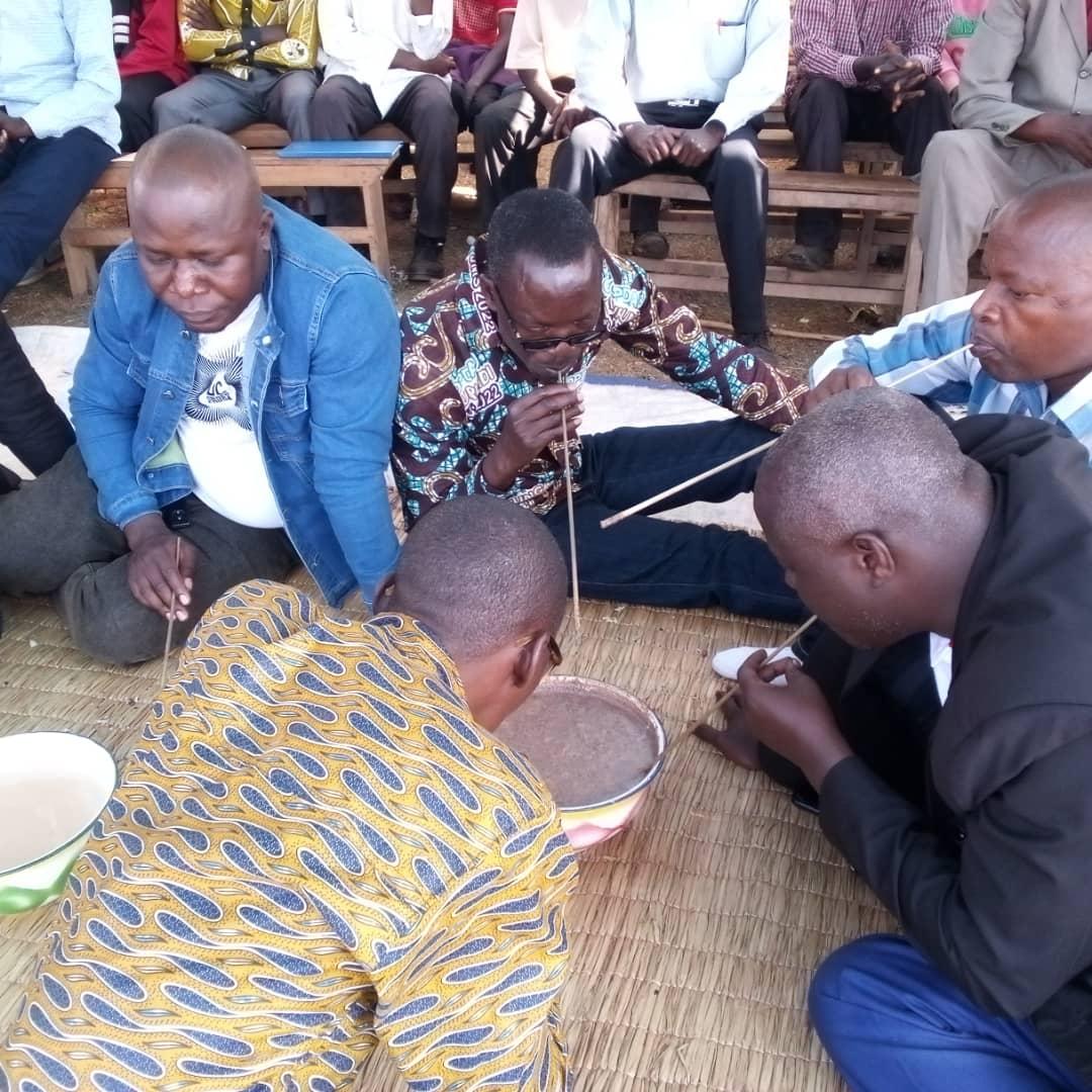 CRyansoro's tweet photo. Inyuma yo kwinjira ingoro y'umutumba wa #Ntunda,abenegihugu ba komine Ryansoro n'imvukira baciye bahurira hamwe kugira bahimbaze umusi wahariwe ama komine,aho bavuganye ivyaranguwe mw'i komine,bongera bigira hamwe imigambi y'ivyo bazokora mu mwaka utangura.@MininterInfosBi 2/2 https://t.co/th2kGtRM6F