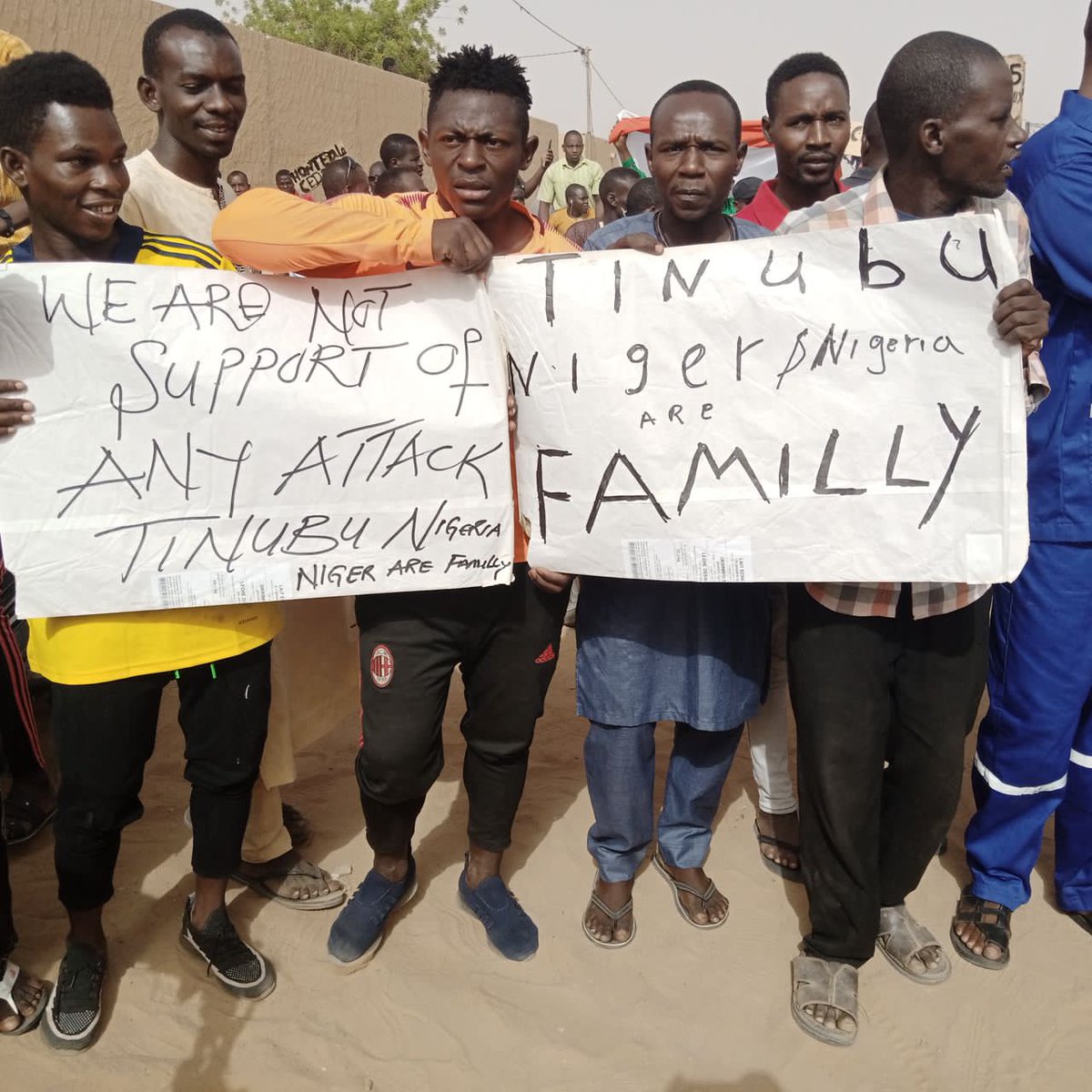 AhmadouAtafa's tweet photo. #Niger : la ville d'#Arlit a vibré, ce 6 août, au rythme d'une marche de soutien au #CNSP, laquelle a drainé des centaines de personnes. Arlit est la ville où la #France, via #ORANO (ex-#AREVA), exploite l'#uranium depuis + de 50 ans à travers #COMINAK (fermée en 2021) et #SOMAÏR https://t.co/BicDWy3rw8