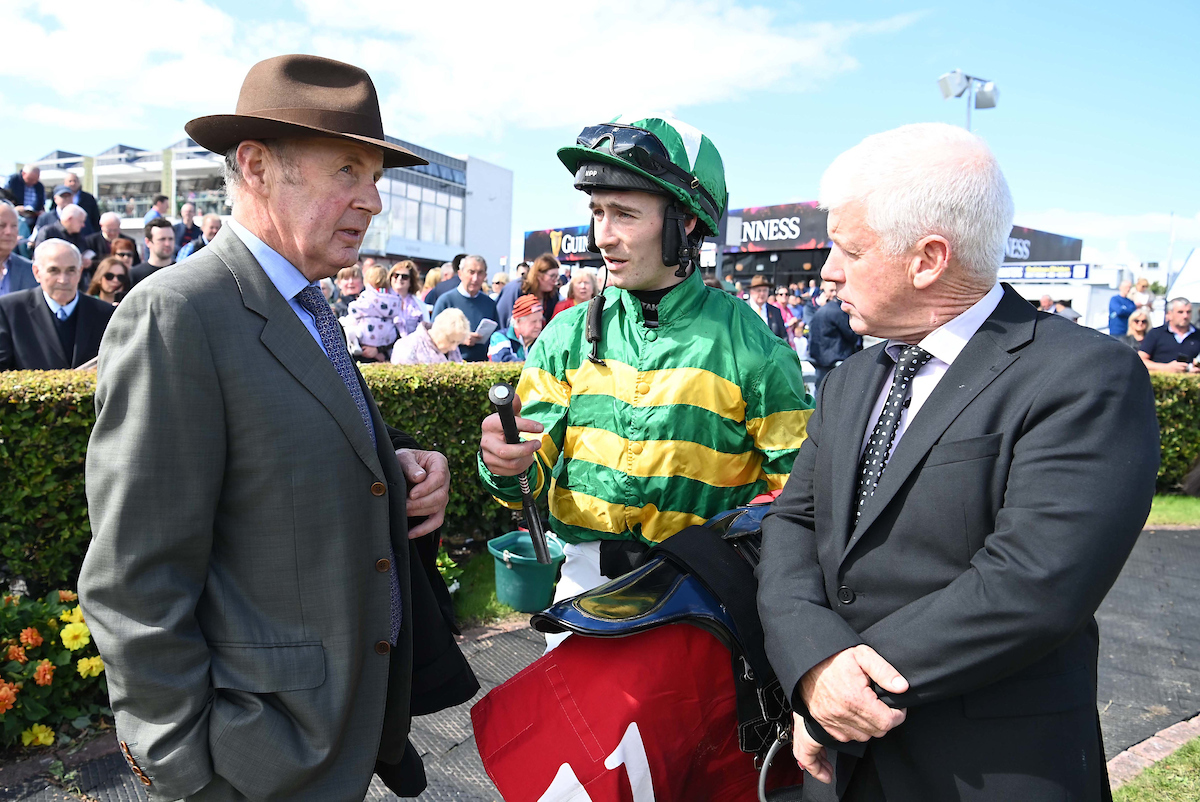 Galway_Races's tweet photo. 🏆4th race: The Lord Hemphill Memorial Handicap Steeplechase
Won by: Fighting Fit
Trained by: J P Dempsey
Ridden by: Gavin Brouder
Owned by: John P McManus
👏Congratulations from all the team at Galway Racecourse
📸Healy Racing
#GalwayRaces #RarinToGo #LetsRace https://t.co/MdWpJLJRYR