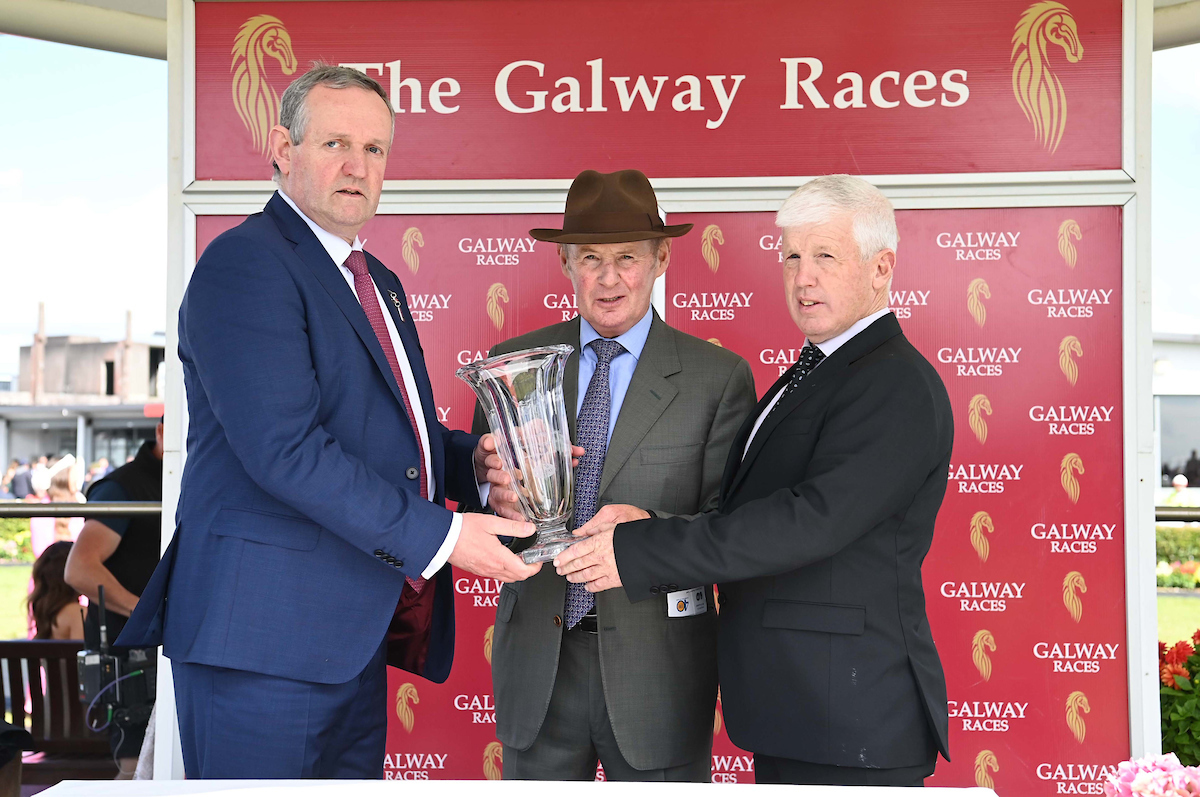 Galway_Races's tweet photo. 🏆4th race: The Lord Hemphill Memorial Handicap Steeplechase
Won by: Fighting Fit
Trained by: J P Dempsey
Ridden by: Gavin Brouder
Owned by: John P McManus
👏Congratulations from all the team at Galway Racecourse
📸Healy Racing
#GalwayRaces #RarinToGo #LetsRace https://t.co/MdWpJLJRYR