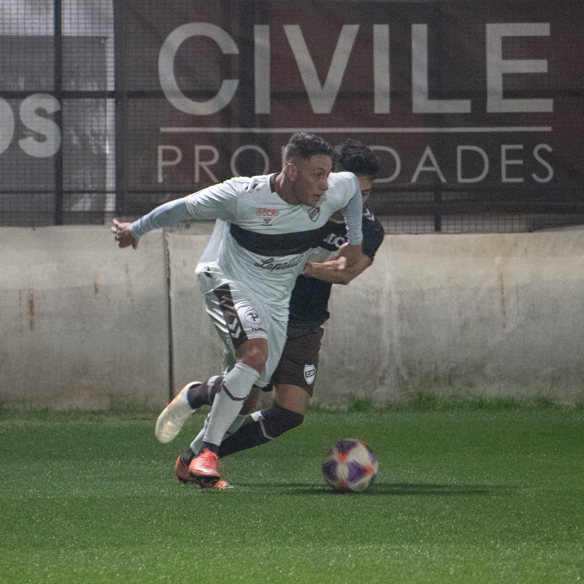OOC_Momo's tweet photo. LA JOYA DE PLATENSE 💎💉

Gerónimo 'Testosterona' Benavides es un chico de 12 años nacido en Italia que llegó a Argentina siendo un bambino. Sus padres son parte de la mafia napolitana y fieles seguidores de Maradona 🇮🇹 🔟

Gero, al igual que Messi, tuvo que hacer un tratamiento de crecimiento, pero los doctores se pasaron con la dosis y ahora Testosterona es el mayor candidato al Golden Boy de 2024 💉

Ya debutó en reserva con la camiseta de Platense, convirtiendo 8 goles en 60 minutos. 

¿EL NUEVO MESSI? 🙌🏻 🇮🇹 🇦🇷