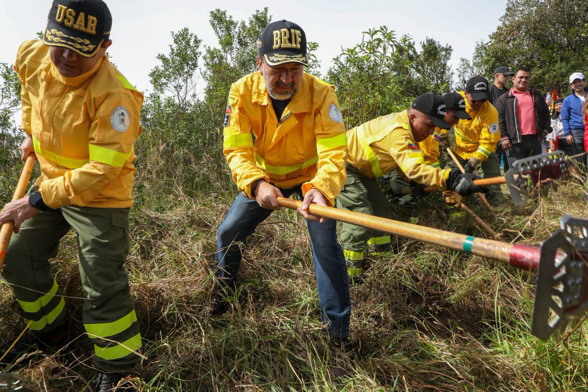 MunicipioQuito's tweet image. ⛏️#DoMinga | El alcalde de Quito, @pabelml, en la comuna Tola Chica de Tumbaco, desde el cerro Ilaló, participa junto a los vecinos del sector en esta gran minga para prevenir los incendios forestales.

#QuitoRenace
