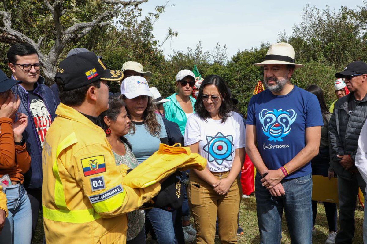 MunicipioQuito's tweet image. ⛏️#DoMinga | El alcalde de Quito, @pabelml, en la comuna Tola Chica de Tumbaco, desde el cerro Ilaló, participa junto a los vecinos del sector en esta gran minga para prevenir los incendios forestales.

#QuitoRenace